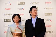 左から黒川芽以、井浦新。