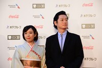 左から黒川芽以、井浦新。