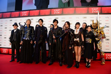 「牙狼＜GARO＞神ノ牙－KAMINOKIBA－」のキャスト、スタッフたち。