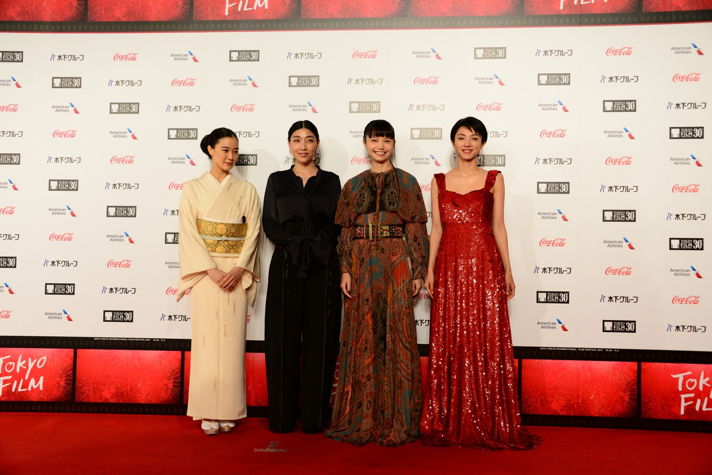 左から蒼井優、安藤サクラ、宮崎あおい、満島ひかり。