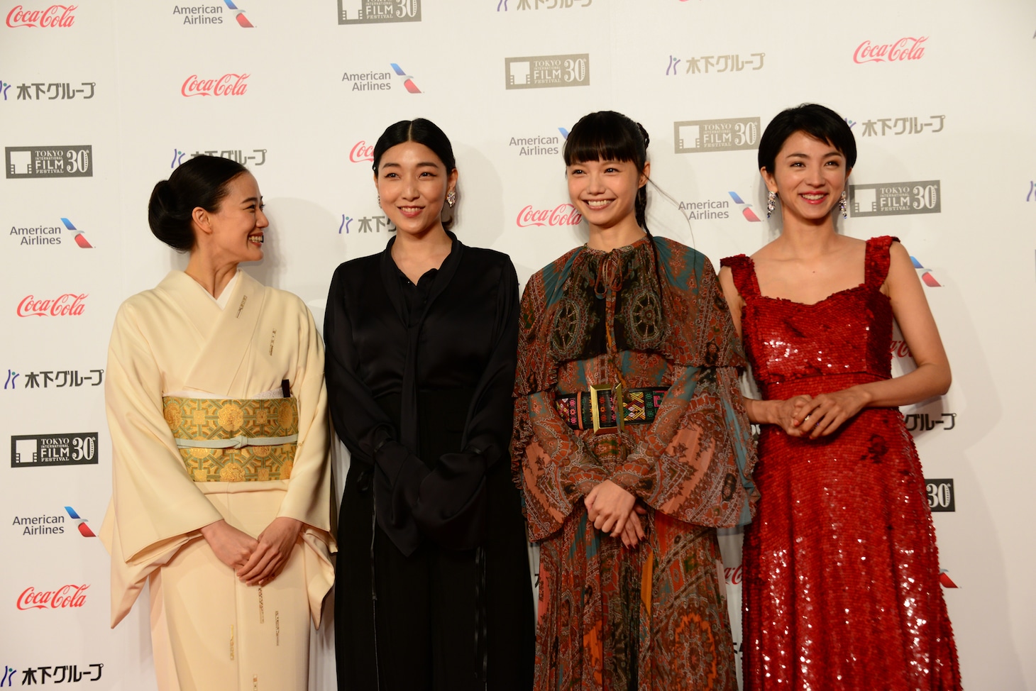 左から蒼井優、安藤サクラ、宮崎あおい、満島ひかり。