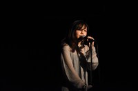 歌う桐嶋ノドカ。