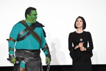 左から把瑠都、天海祐希。