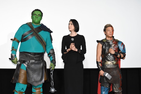 左から把瑠都、天海祐希、武尊。