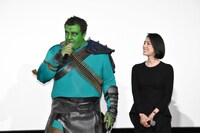 左から把瑠都、天海祐希。