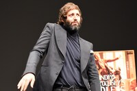 おどけるアダン・ホドロフスキー。