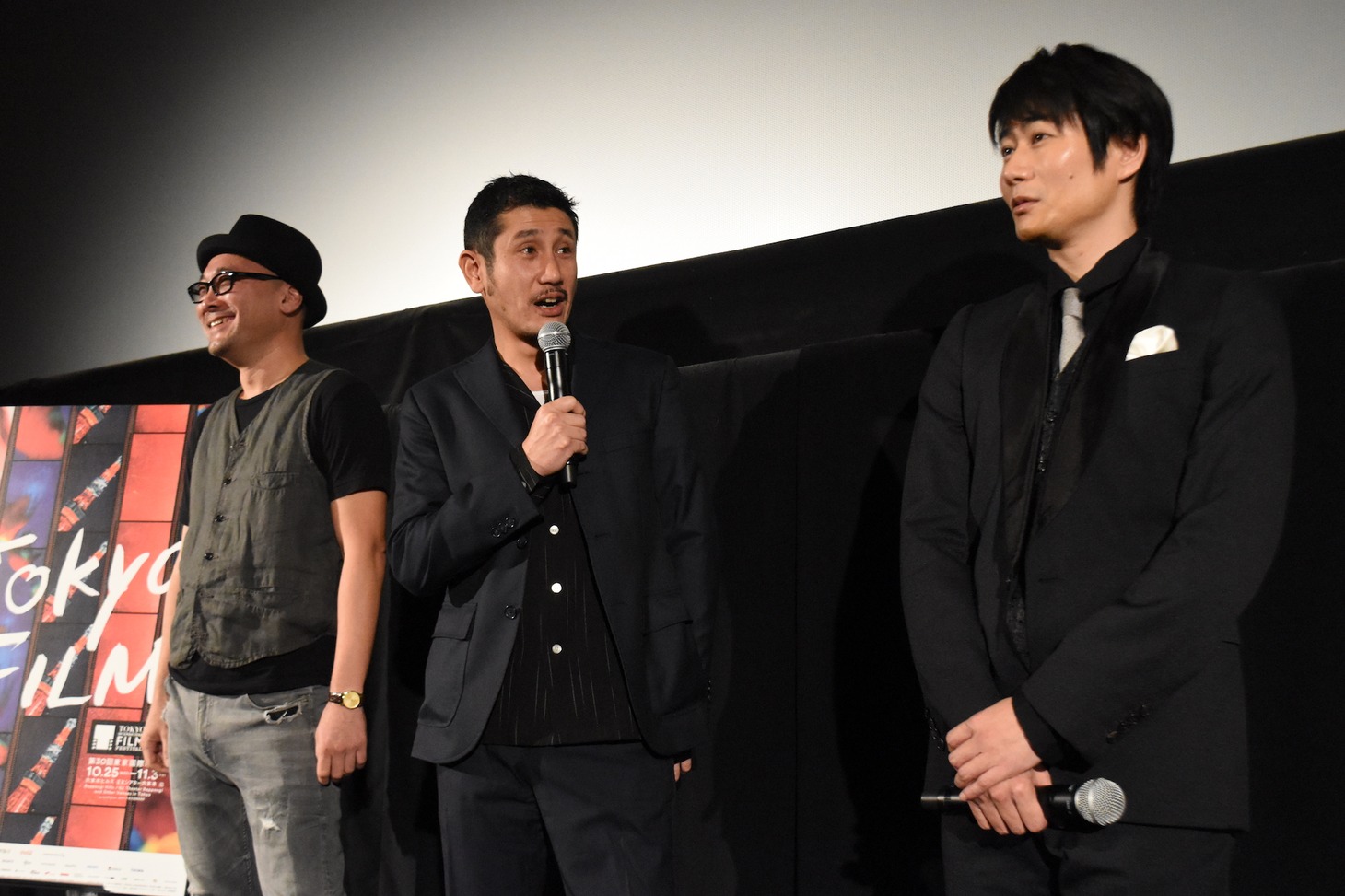 「神と人との間」舞台挨拶の様子。