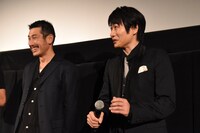 左から渋川清彦、戸次重幸。