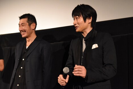 左から渋川清彦、戸次重幸。