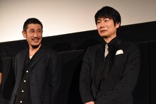 左から渋川清彦、戸次重幸。