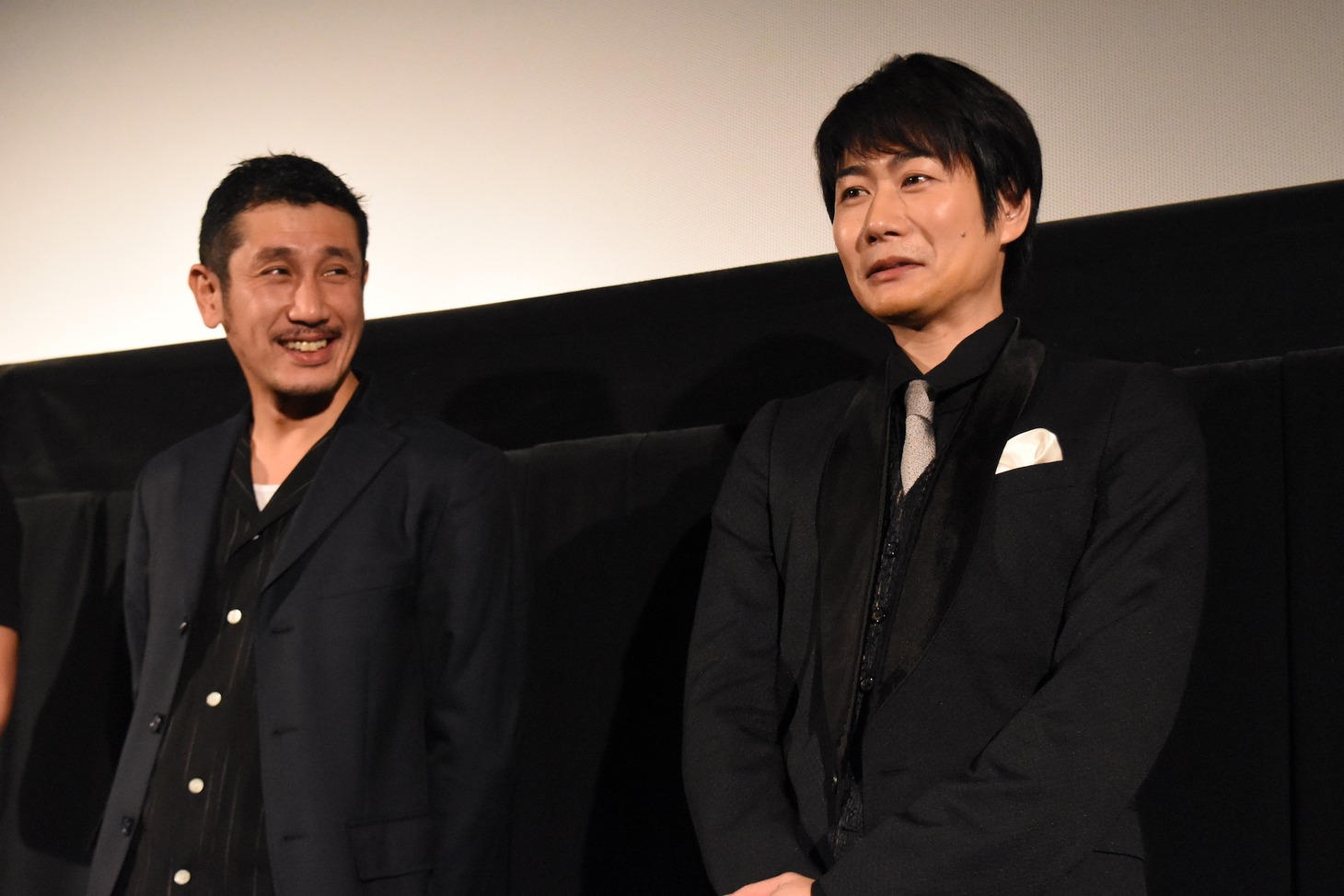 左から渋川清彦、戸次重幸。