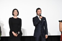 左から天海祐希、浅野忠信。