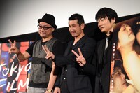 「神と人との間」舞台挨拶の様子。