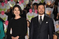 左から天海祐希、浅野忠信。