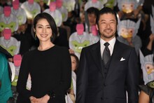 左から天海祐希、浅野忠信。