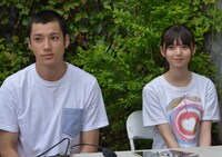 左から山田裕貴、齋藤飛鳥。