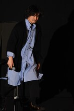 登場する斎藤工。