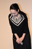 お辞儀をする松田聖子。