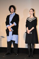 左から斎藤工、松田聖子。