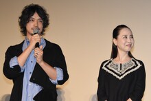 左から斎藤工、松田聖子。