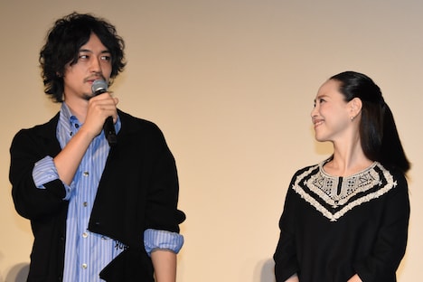 左から斎藤工、松田聖子。