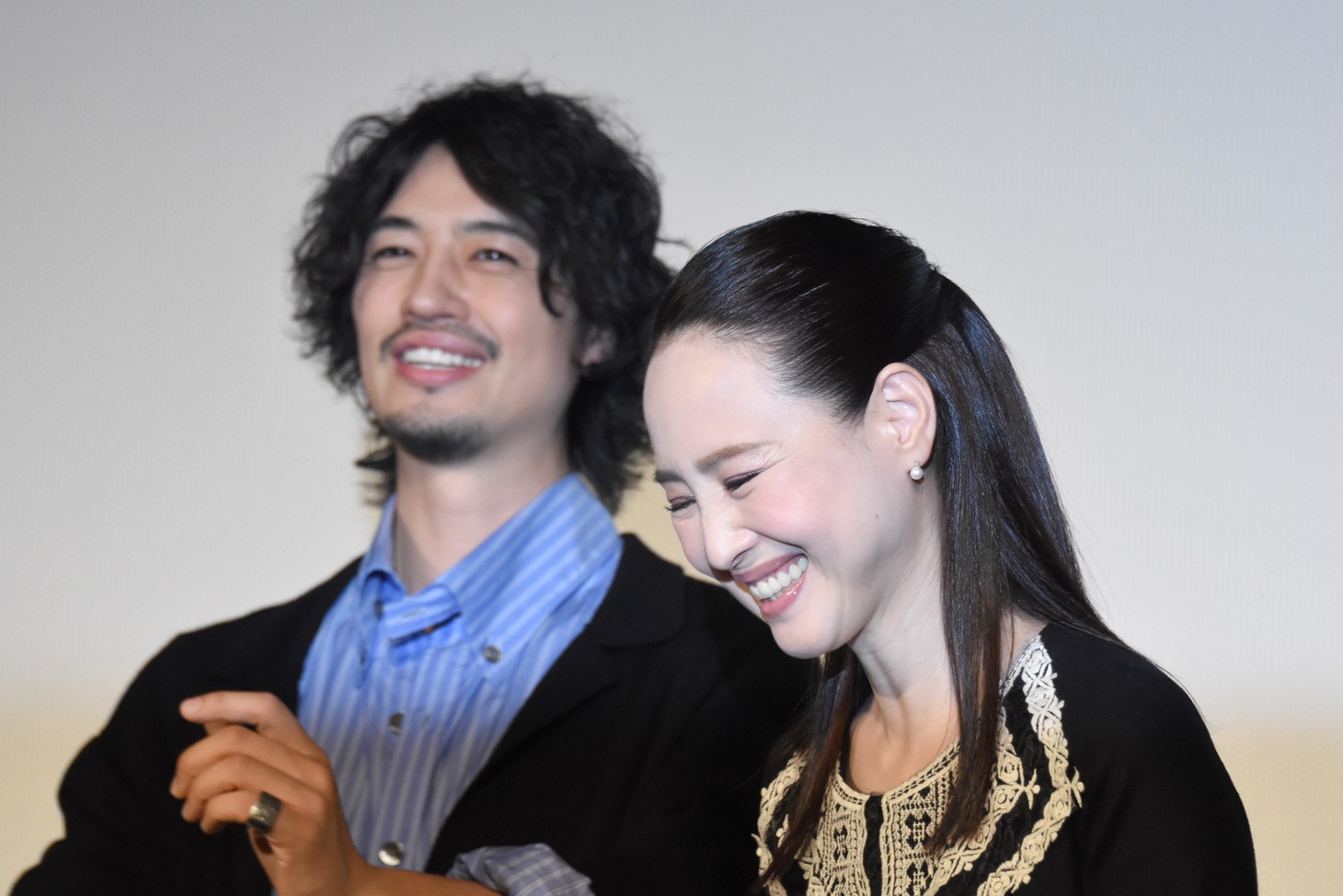 左から斎藤工、松田聖子。