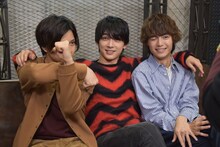 思い思いのポーズを取る3人。左から石原壮馬、吉沢亮、溝口琢矢。