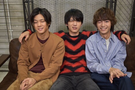 ウィンクする3人。左から石原壮馬、吉沢亮、溝口琢矢。