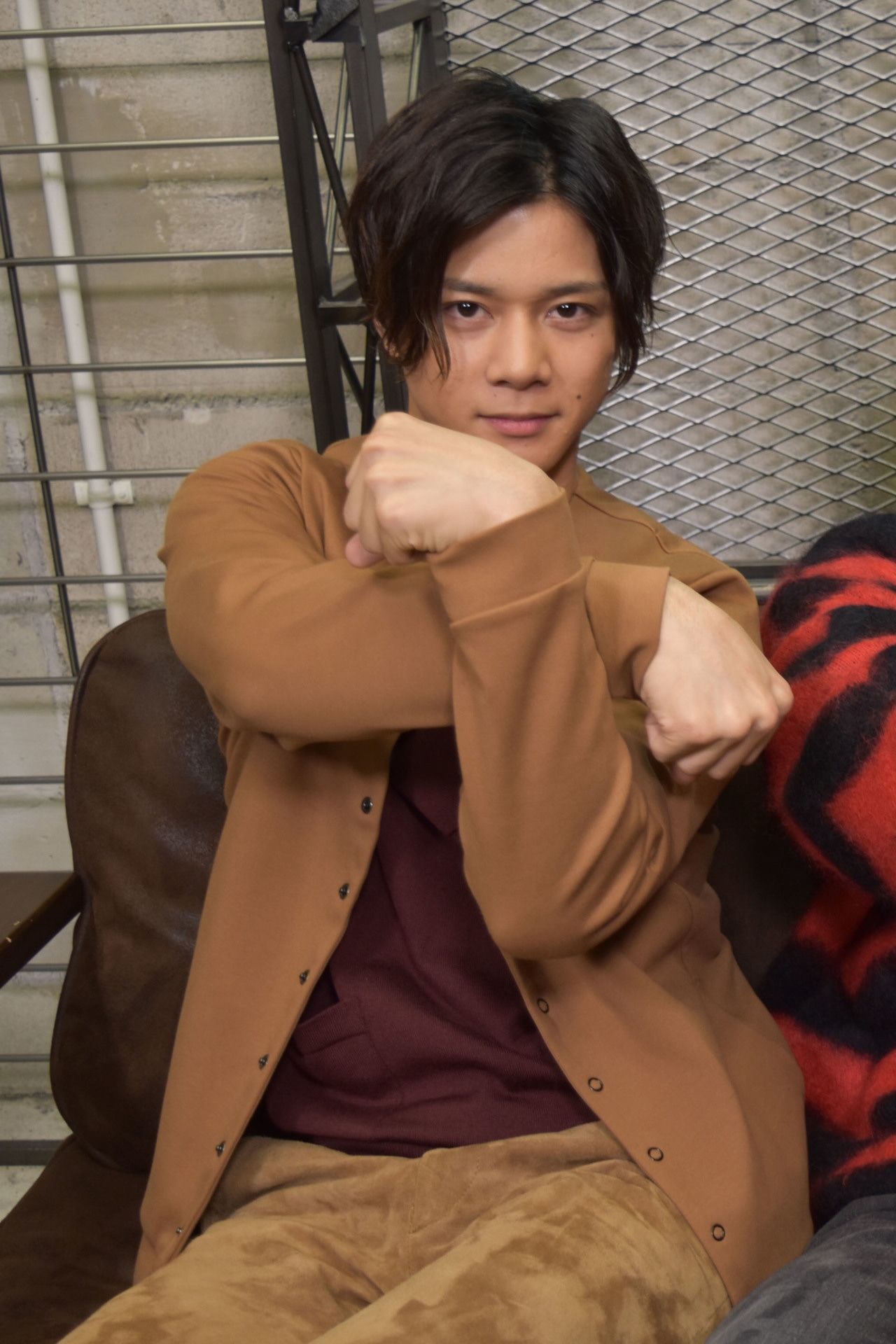 “卍ポーズ”を取る石原壮馬。