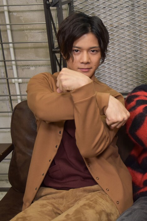 “卍ポーズ”を取る石原壮馬。