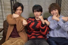 “卍ポーズ”を取る3人。左から石原壮馬、吉沢亮、溝口琢矢。