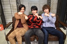 “卍ポーズ”を取る3人。左から石原壮馬、吉沢亮、溝口琢矢。