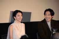 左から満島ひかり、石川慶。