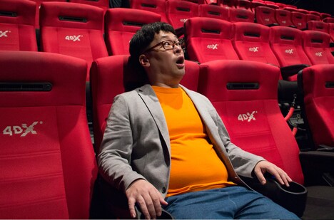 「交響詩篇エウレカセブン ハイエボリューション1」4DX版上映を体験する向清太朗。