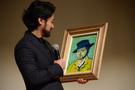 自身の肖像画を見つめる山田孝之。