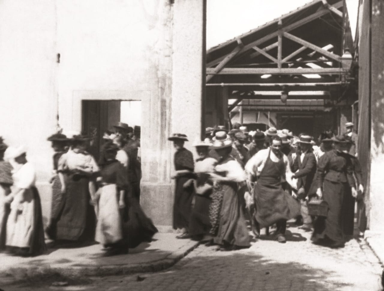 立川志らくがナレーション担当したリュミエール兄弟「工場の出口」公開