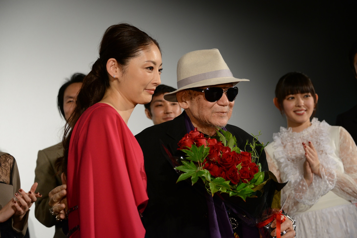 左から常盤貴子、大林宣彦、矢作穂香。