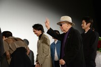 スクリーンに礼をした後、ポーズを決める大林宣彦。