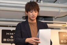 お気に入りのページを選ぶ渡部秀。