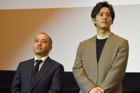 左から白石和彌、松坂桃李。