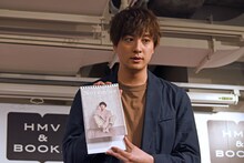 お気に入りのページを説明する渡部秀。