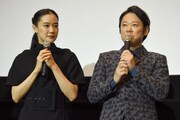 左から蒼井優、阿部サダヲ。