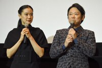 左から蒼井優、阿部サダヲ。