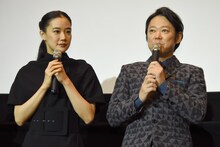 左から蒼井優、阿部サダヲ。