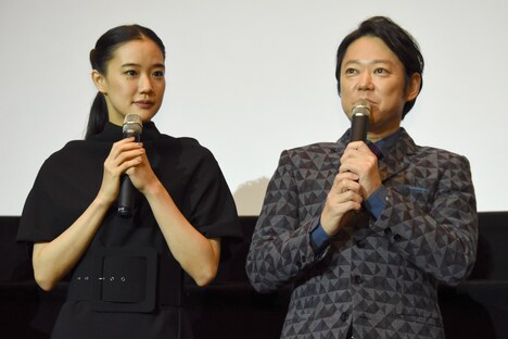 左から蒼井優、阿部サダヲ。