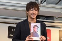 「一番（メイクが）濃いのはこれですね」と5月のページを見せる渡部秀。