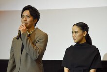 左から松坂桃李、蒼井優。