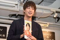 報道陣に「色気がある」と言われた2月のページを確認し、「本当ですか？」と驚く渡部秀。