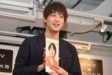 報道陣に「色気がある」と言われた2月のページを確認し、「本当ですか？」と驚く渡部秀。