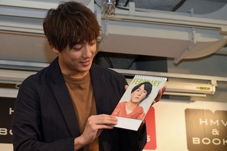 報道陣に「色気がある」と言われた2月のページを確認し、「本当ですか？」と驚く渡部秀。